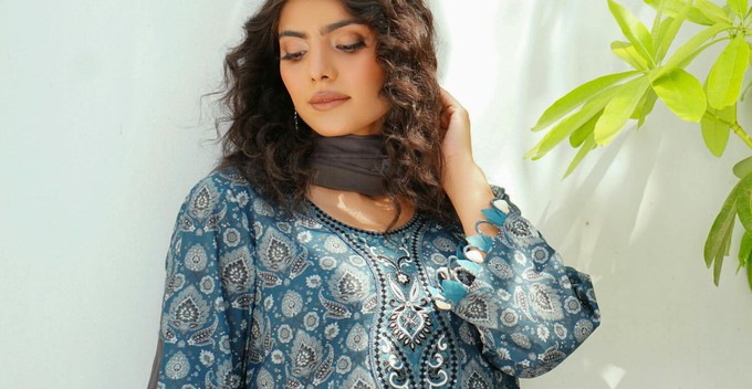 Woman wearing paisley prints of Indian origins