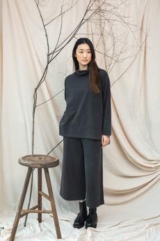 Glenn Organic Cotton Felpe Sweatshirt in Charcoal Stonewash via Beaumont Organic