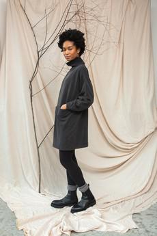 Tricia Organic Cotton Felpe Dress in Charcoal Stonewash via Beaumont Organic