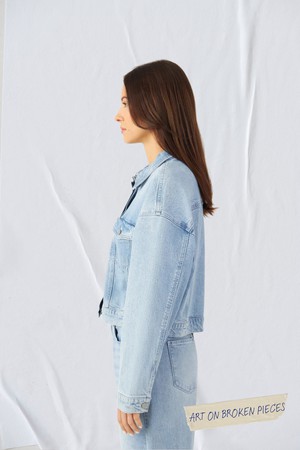 AMARA Minimal Stretch - Boxy Jacket - Light Blue - Art on Broken Pieces from DAWN Denim