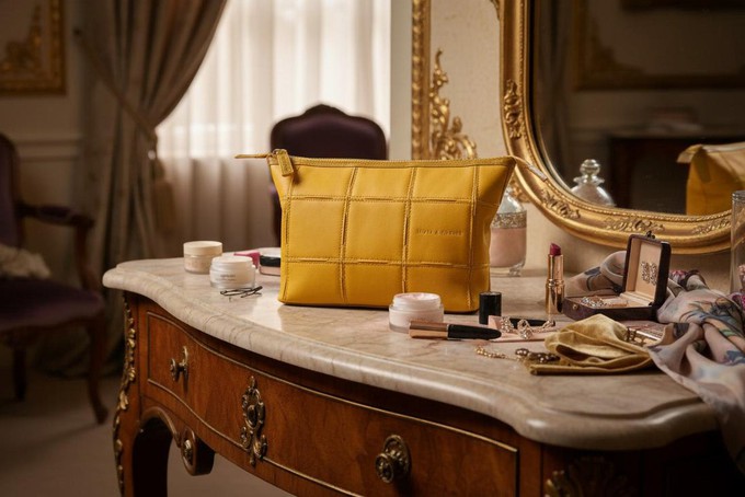 Cosmetics Case / Toiletry Bag | Leather & Fire-hose from Elvis & Kresse