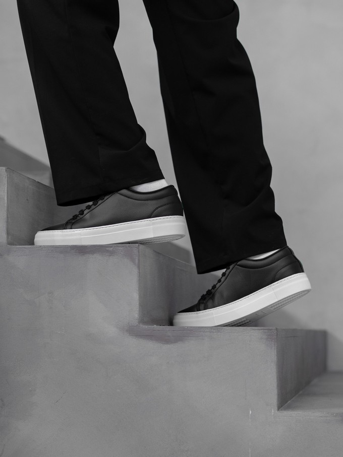 Grape Essential - Classic Black from QURC. amsterdam