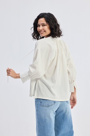 Relaxed Fit Top with Front-tie in Cream from Reistor