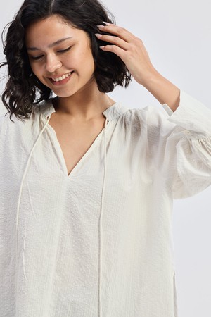 Relaxed Fit Top with Front-tie in Cream from Reistor