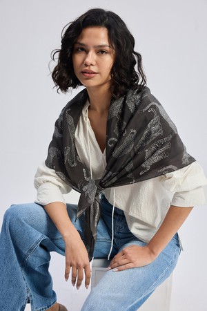 Relaxed Fit Top with Front-tie in Cream from Reistor