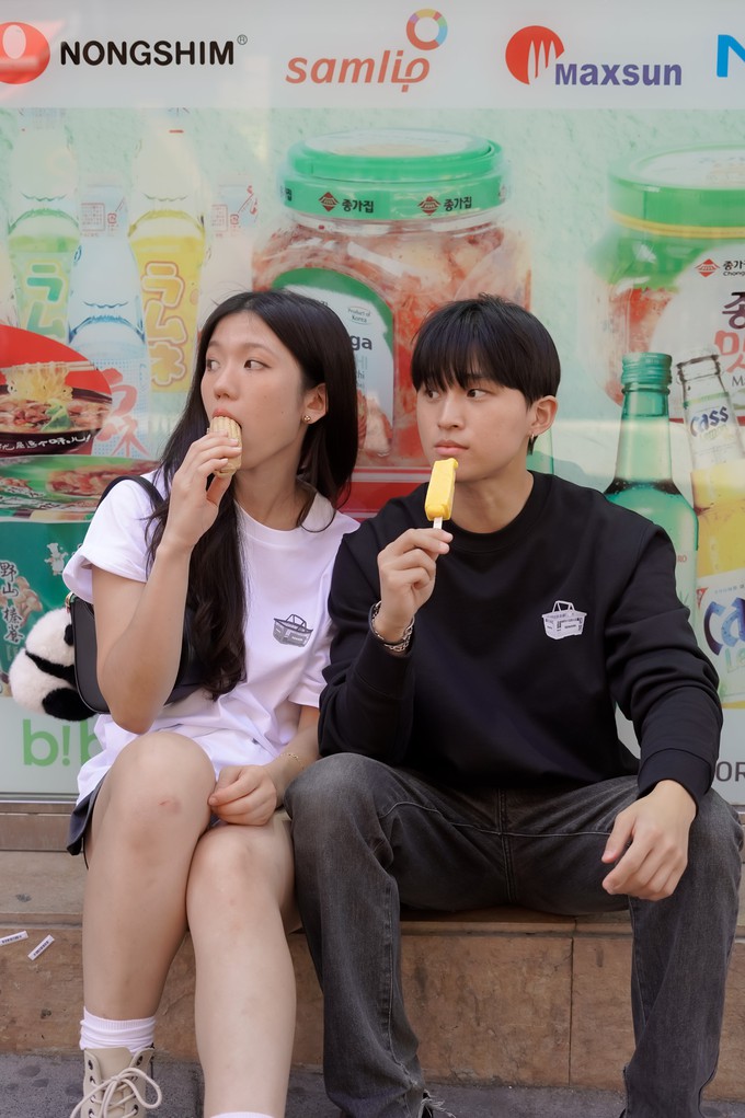 CONVENIENT BLACK CREWNECK from SSEOM BRAND