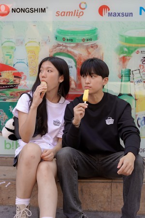 CONVENIENT BLACK CREWNECK from SSEOM BRAND