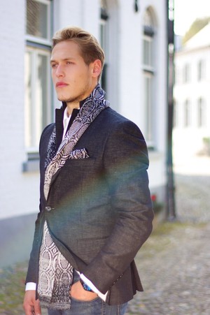 Rock Gradient Graphic Jacquard Knit Cotton Scarf – Black/Silver Grey from STUDIO MYR